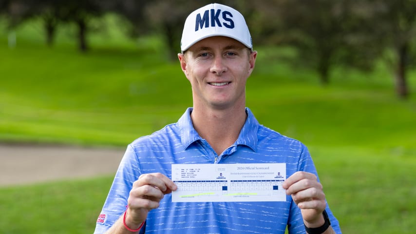 Harry Hillier muestra la tarjeta de 13-bajo par 59 con la que hoy estableció un resonante nuevo récord de campo en El Rincón de Cajicá. (Paulina Góngora/PGA TOUR)