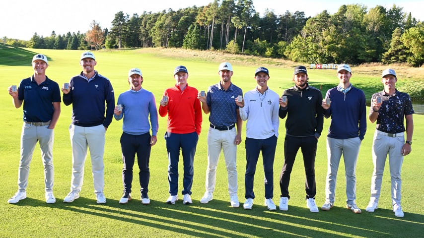 Los graduados de la temporada inaugural del PGA TOUR Americas posan con sus tarjetas del Korn Ferry Tour 2025. Ausente en la foto, Clay Feagler. (Jennifer Perez/PGA TOUR)