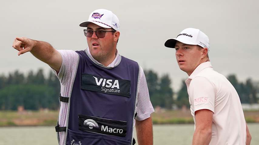 Keegan Wiltshier, su inseparable caddie y mejor amigo, junto a Hillier en el VISA Open de Argentina de 2022 en PGA TOUR Latinoamérica. (Prensa/PGA TOUR)