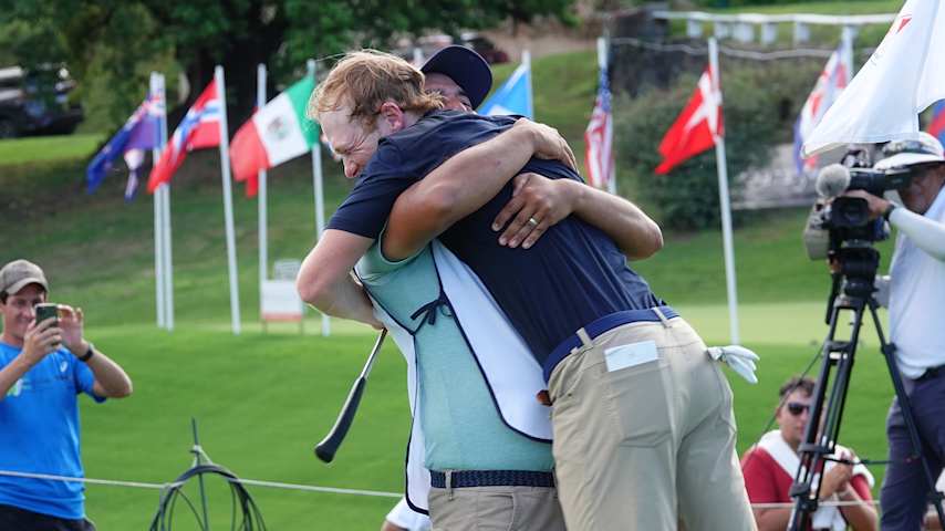 El abrazo entre Ryan Grider y su caddie marplatense, Heber, durante su celebración en el Córdoba Golf Club. (Prensa/PGA TOUR)