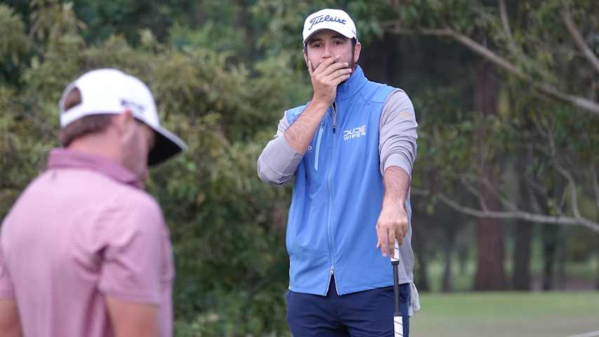 La reacción de Jay Card al ver a su amigo Jake Staiano fallar el putt para birdie que le dio el título del Kia Open 2025. (Gregory Villalobos/PGA TOUR Americas)