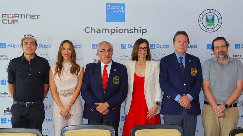 En el orden usual, Jorge Villar, jugador mexicano, Leticia O'Farril, directora de marketing de Bupa México, Ignacio Ruiz, presidente del Club de Gof México, Alex Baldwin, presidenta de los Pathway Tours, Fernando Lemmen Meyer, presidente de la Federación Mexicana, y Rodrigo Córdova, de Scotiabank México, durante la conferencia de prensa del Bupa Championship 2025. (Prensa/Federación Mexicana de Golf)