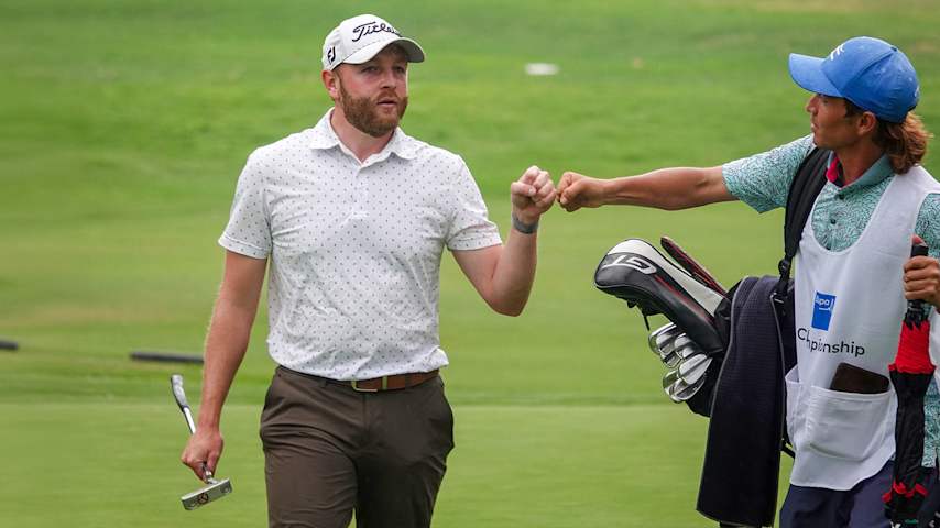 Tripp Kinney choca el puño con su caddie tras una tercera ronda de ocho birdies que lo catapultó al liderato del Bupa Championship en el Club de Golf México. (Gregory Villalobos/PGA TOUR)