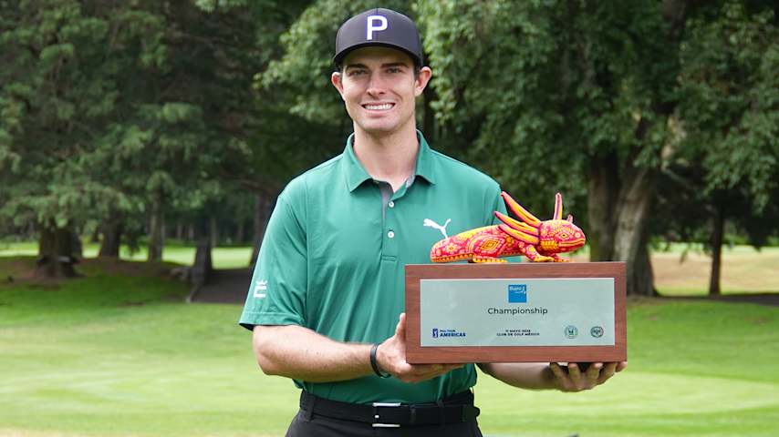 El estadounidense John Marshall Butler posa con el trofeo del Bupa Championship en el Club de Golf México. La victoria lo catapultó al primer lugar de la Fortinet Cup. (Gregory Villalobos/PGA TOUR Americas)