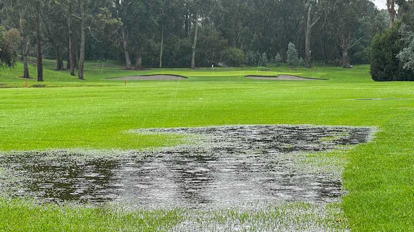 La lluvia caída durante las últimas horas provocó que el campo del Club El Rincón de Cajicá se saturara de agua. Las condiciones fueron calificadas como ‘injugables’. (Jay Fawler/PGA TOUR Americas)