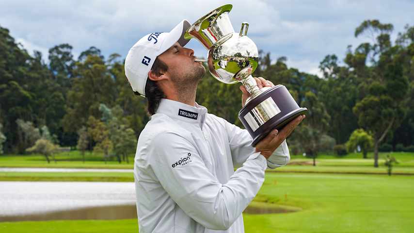 Davis Lamb besa el trofeo del Inter Rapidísimo Golf Championship, evento que ganó por un golpe para avanzar hasta el segundo lugar de la Fortinet Cup. (Jay Fawler/PGA TOUR Americas)