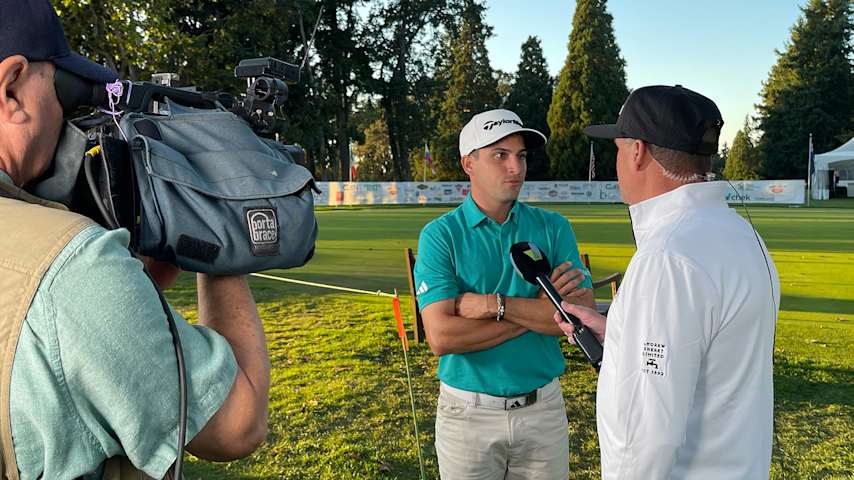 Mateo Fernández de Oliveira en entrevista con el canal local Chek tras terminar su primera ronda con ocho birdies consecutivos. (Prensa/PGA TOUR)