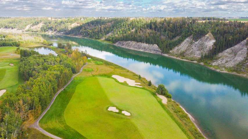 Bordeando el río Saskatchewan Norte, esta es la espectacular vista de los hoyos 12 y 13 de Blackhawk Golf Club. (Rob Leth/PGA Tour Americas)