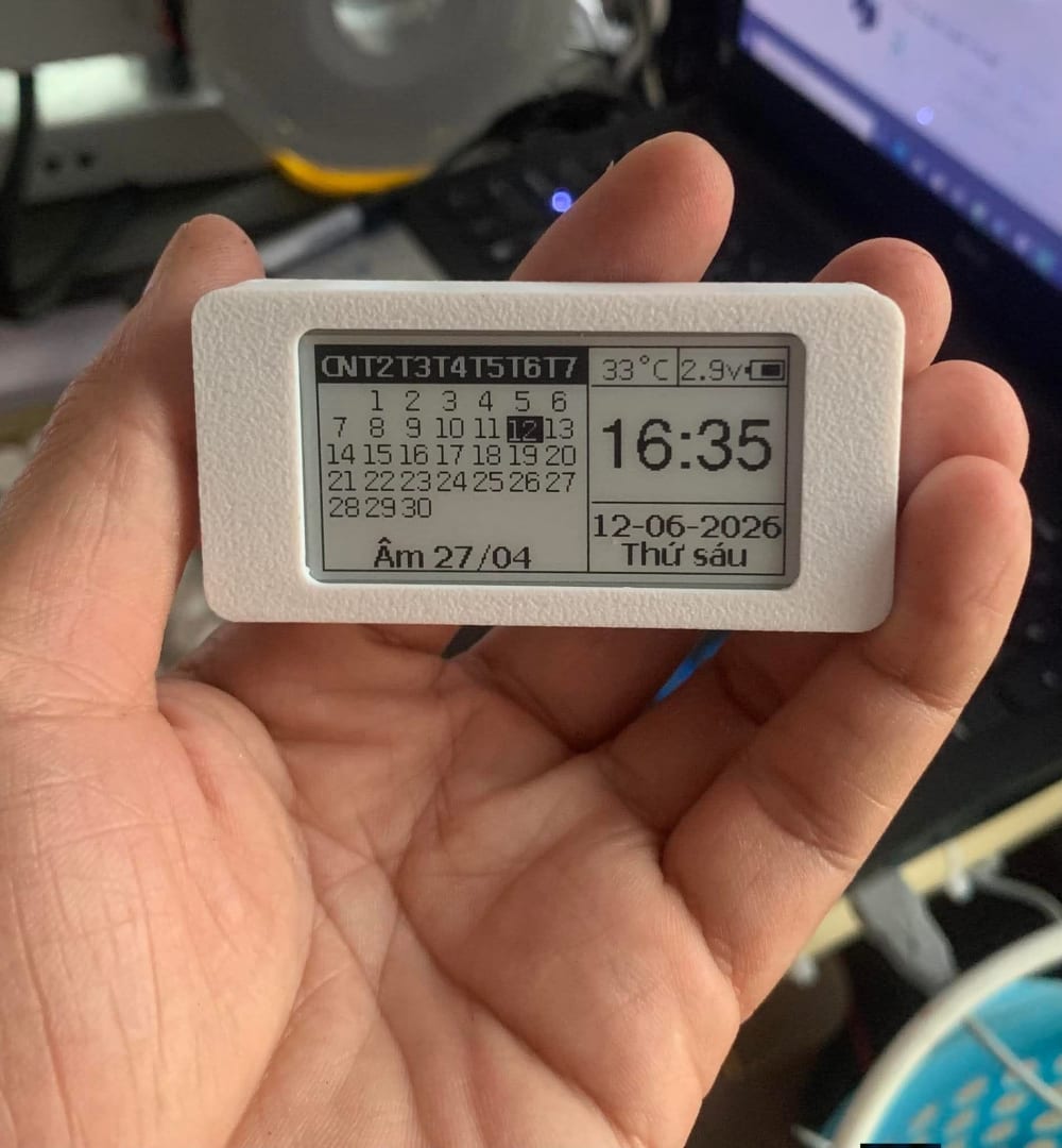 Đánh giá đồng hồ âm lịch E-Ink 2.13 inch: Món đồ công nghệ để bàn và móc khoá mini độc đáo