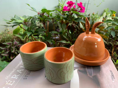 Création des élèces: 2 petits pots et un couvre beurre avec oreilles de lapin.