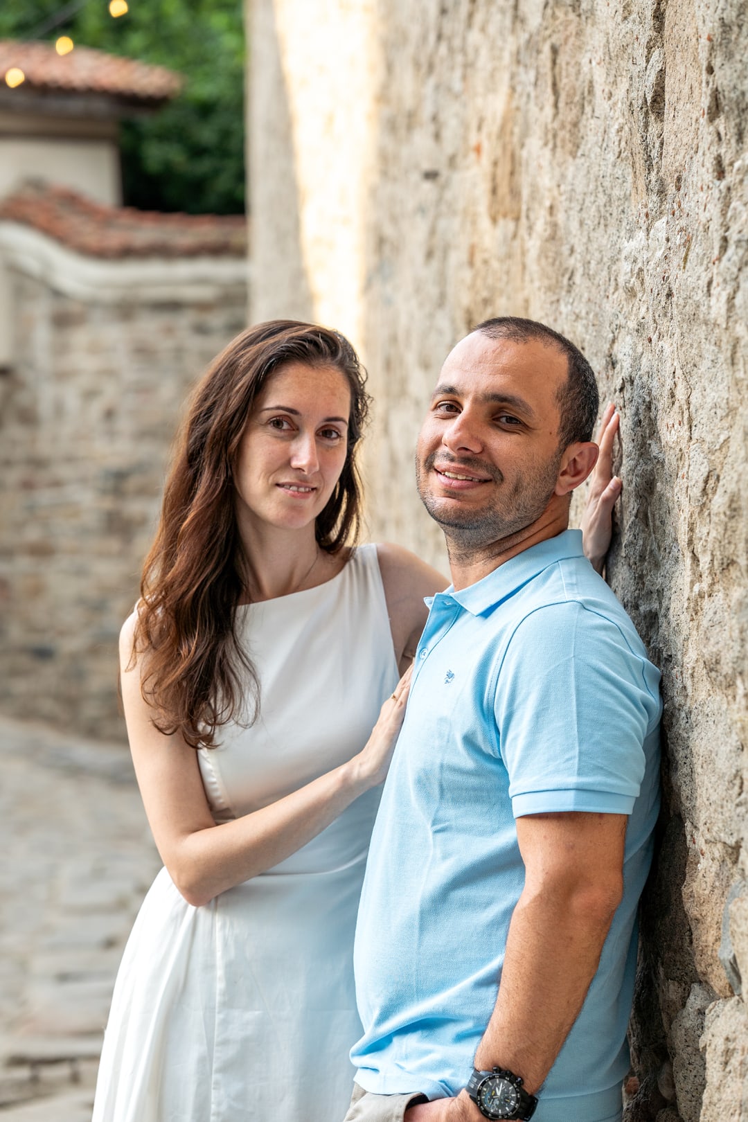 Et ungt par poserer, lent mot en vegg i gamlebyen i Plovdiv.