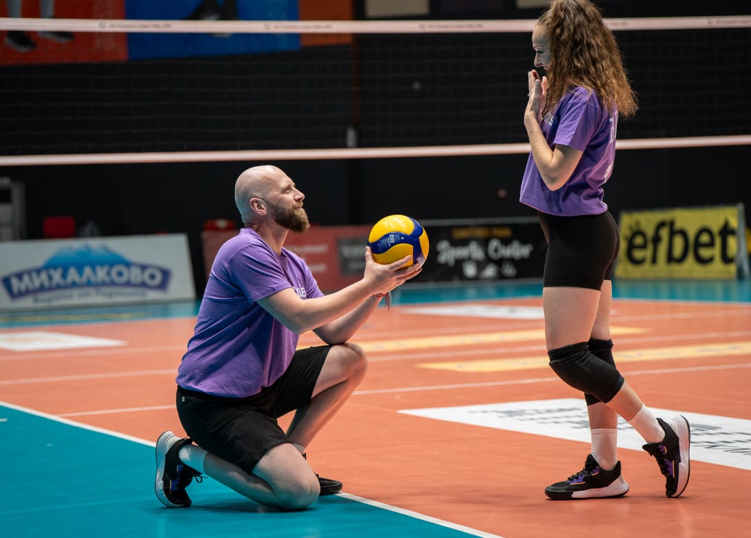 Man proposes to woman in volleyball hall