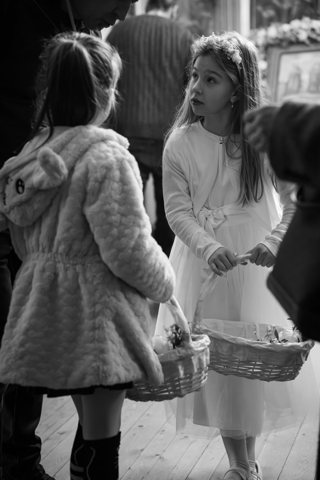 Jentene gjør seg klare til å spandere godbiter på gjestene etter at dåpsfesten er over.