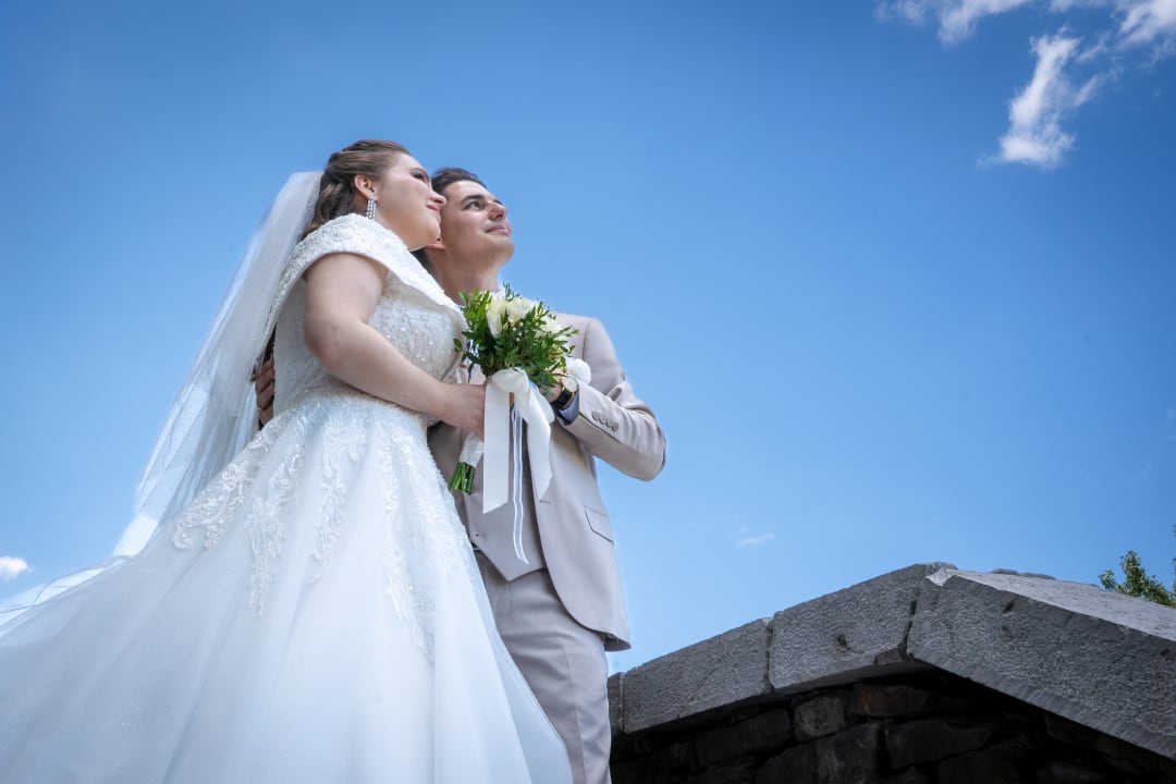 Младоженци гледащи към бъдещето