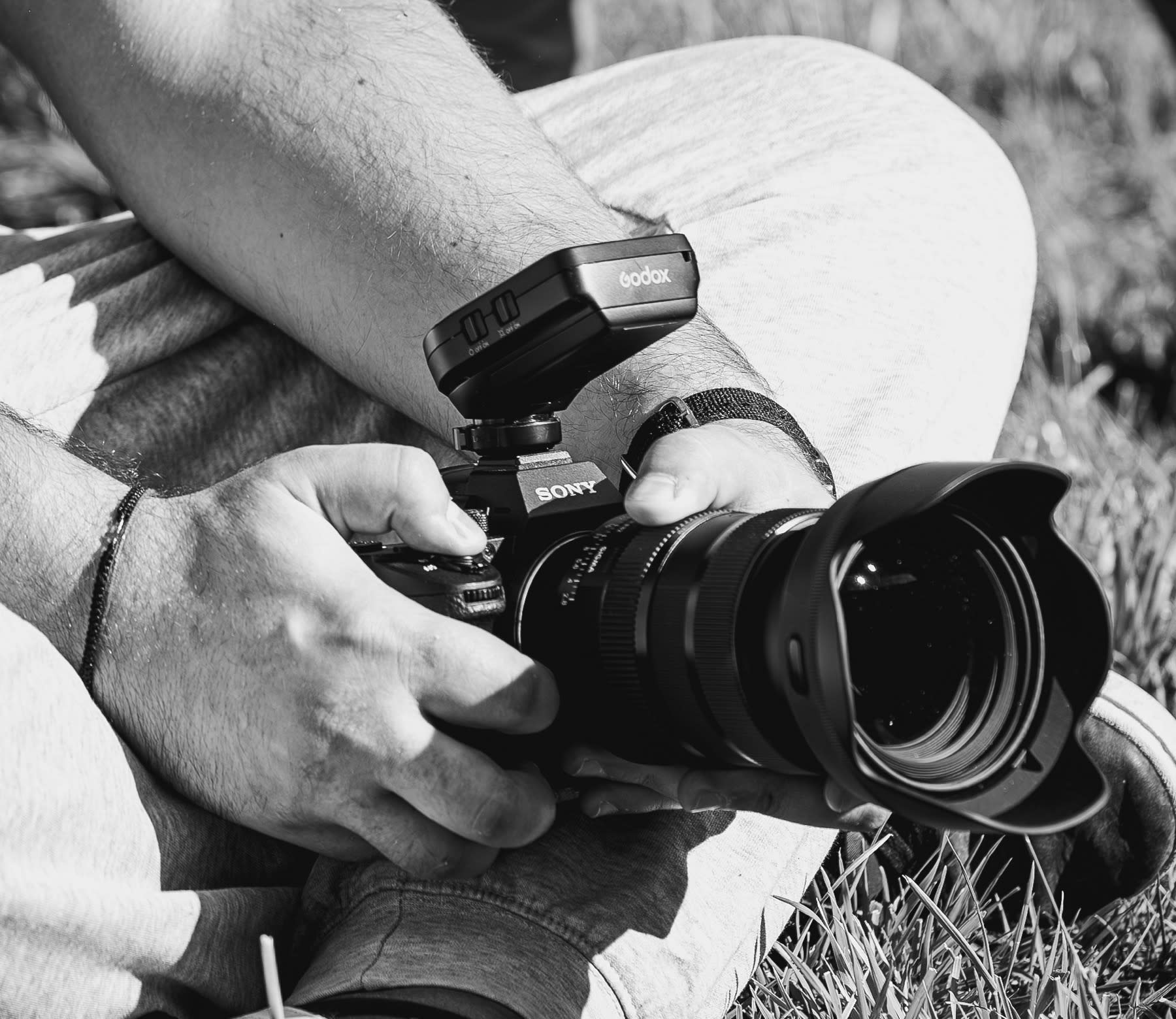 Професионален фотограф заснема сватбен момент в Пловдив
