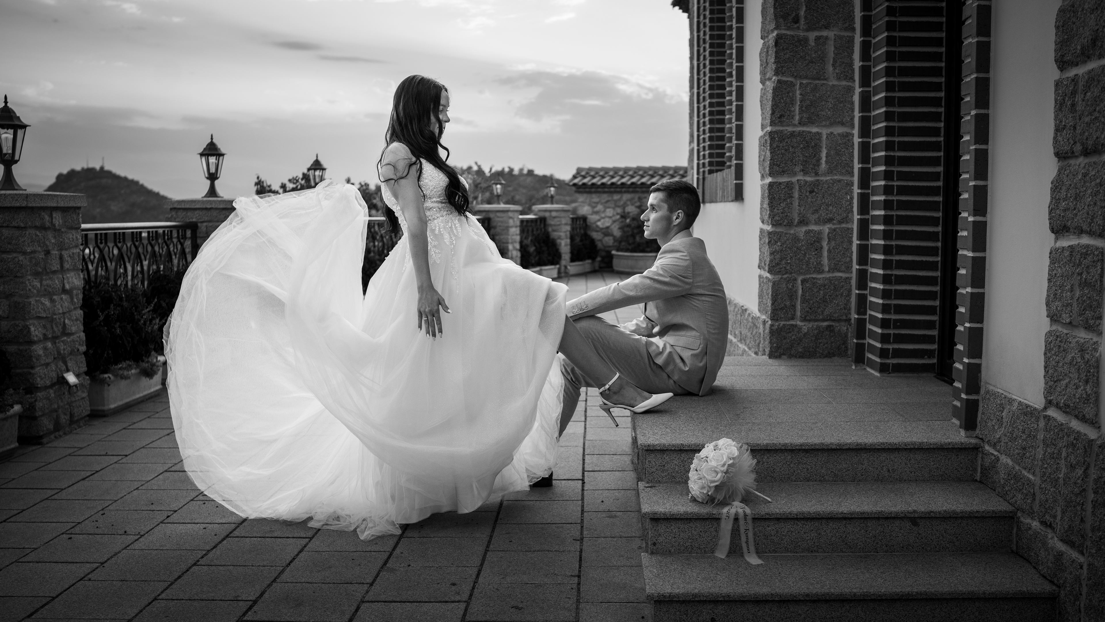 Et nygift par fotografert i gamlebyen i Plovdiv. Bruden står foran brudgommen.
