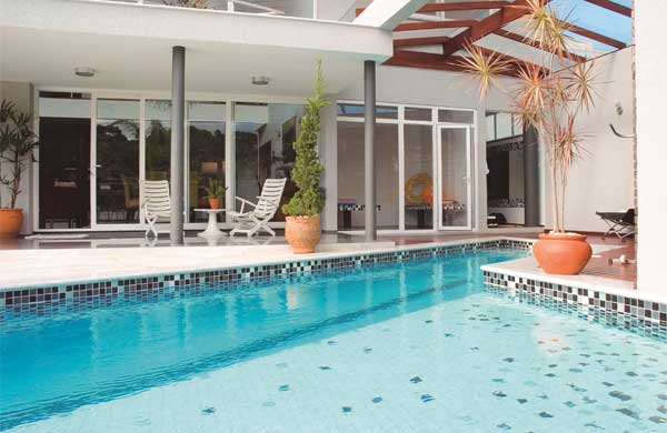 Piscina com pastilhas de porcelana Belamari