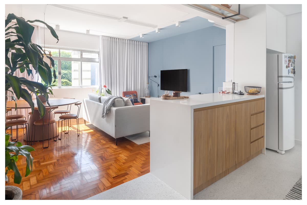Reforma de apartamento com luz natural e texturas integradas