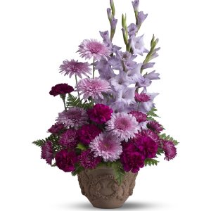 Teleflora&#39;s Heartfelt Memories flower arrangement