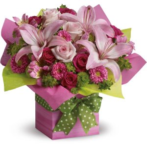 Teleflora&#39;s Pretty Pink Present flower arrangement