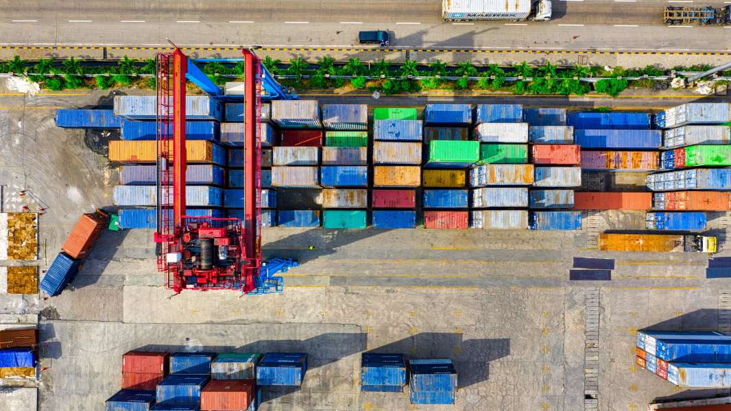 how to hire a customs broker