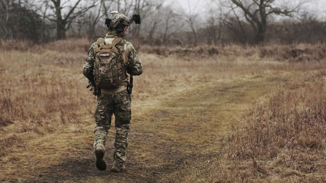 s'engager dans l'armée