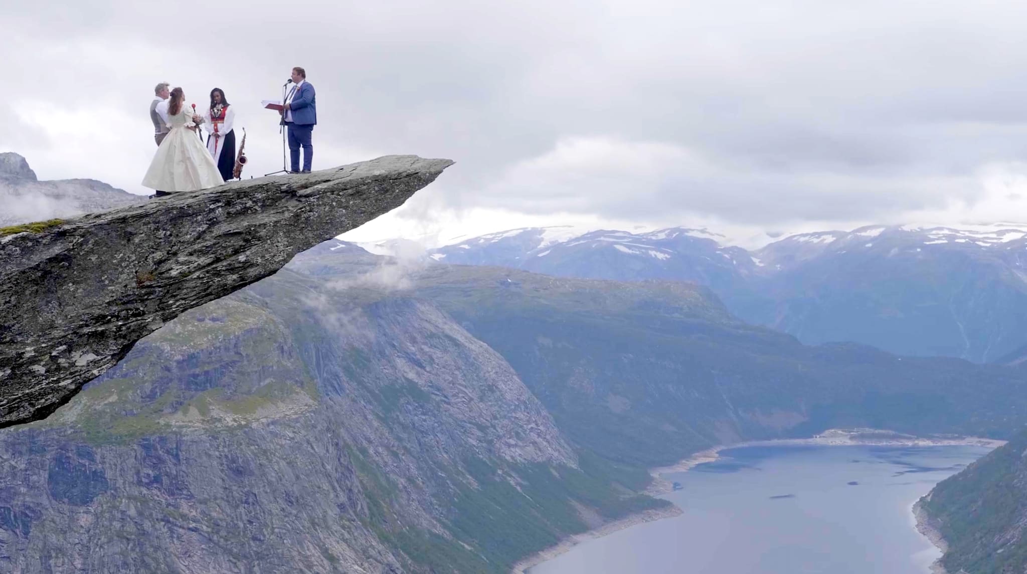 Hardangerfjorden med fjell og grønne lier