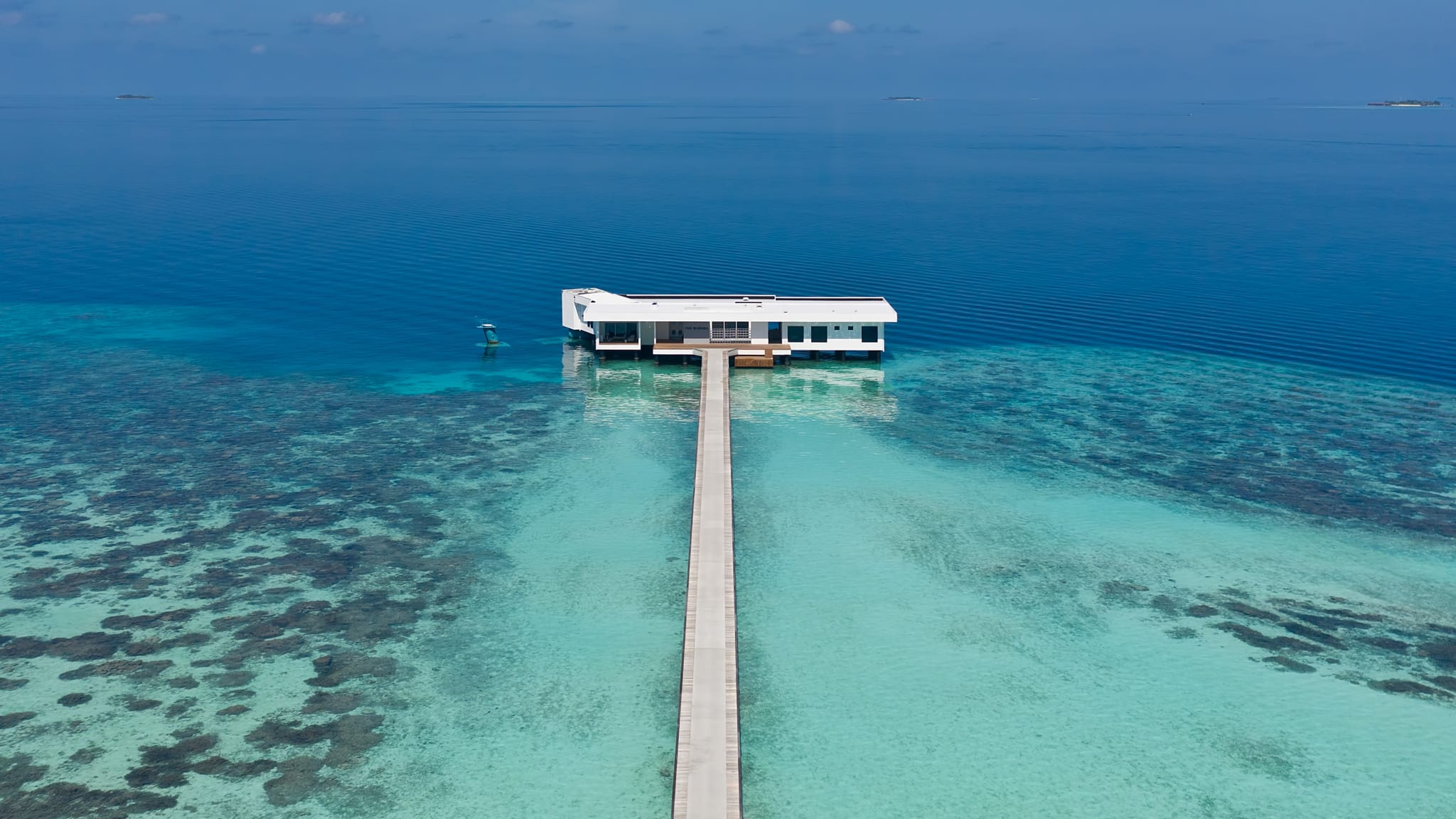 Undervannssuite og bungalower over turkist vann på Maldivene