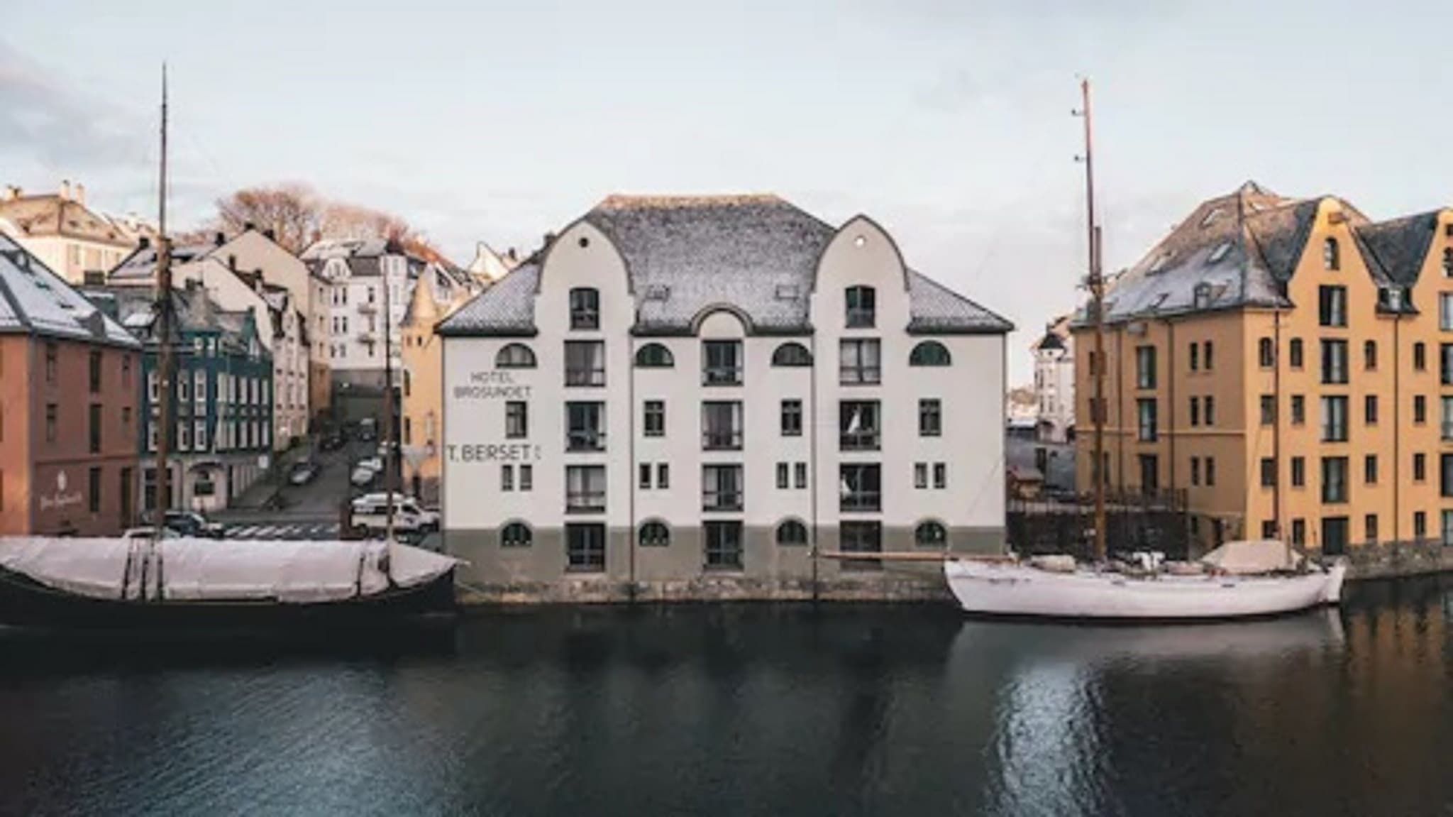 Hotel Brosundet in a former warehouse on the canal in Ålesund