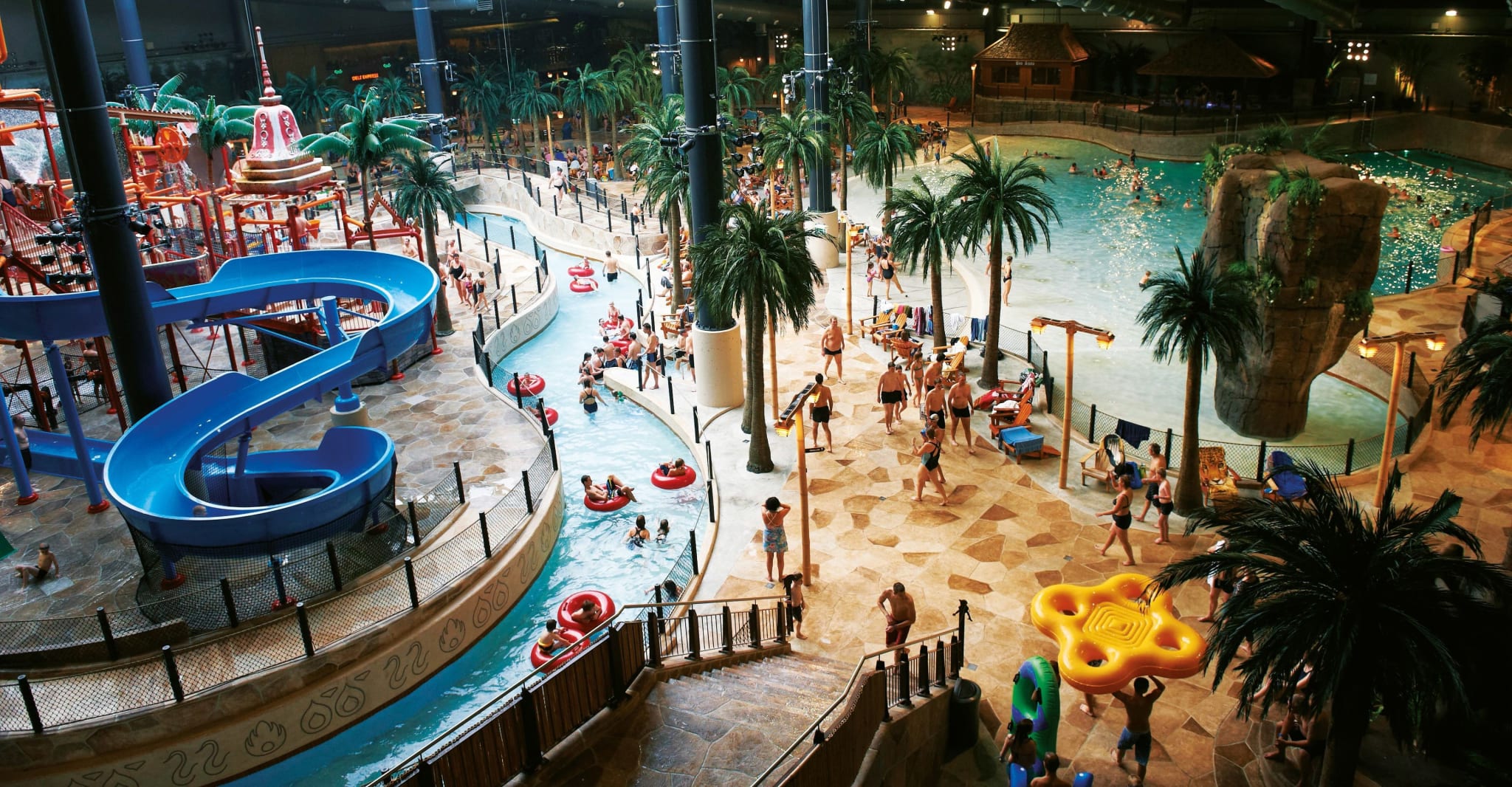 Det innendørs badelandet i Lalandia Billund med vannsklier og palmer