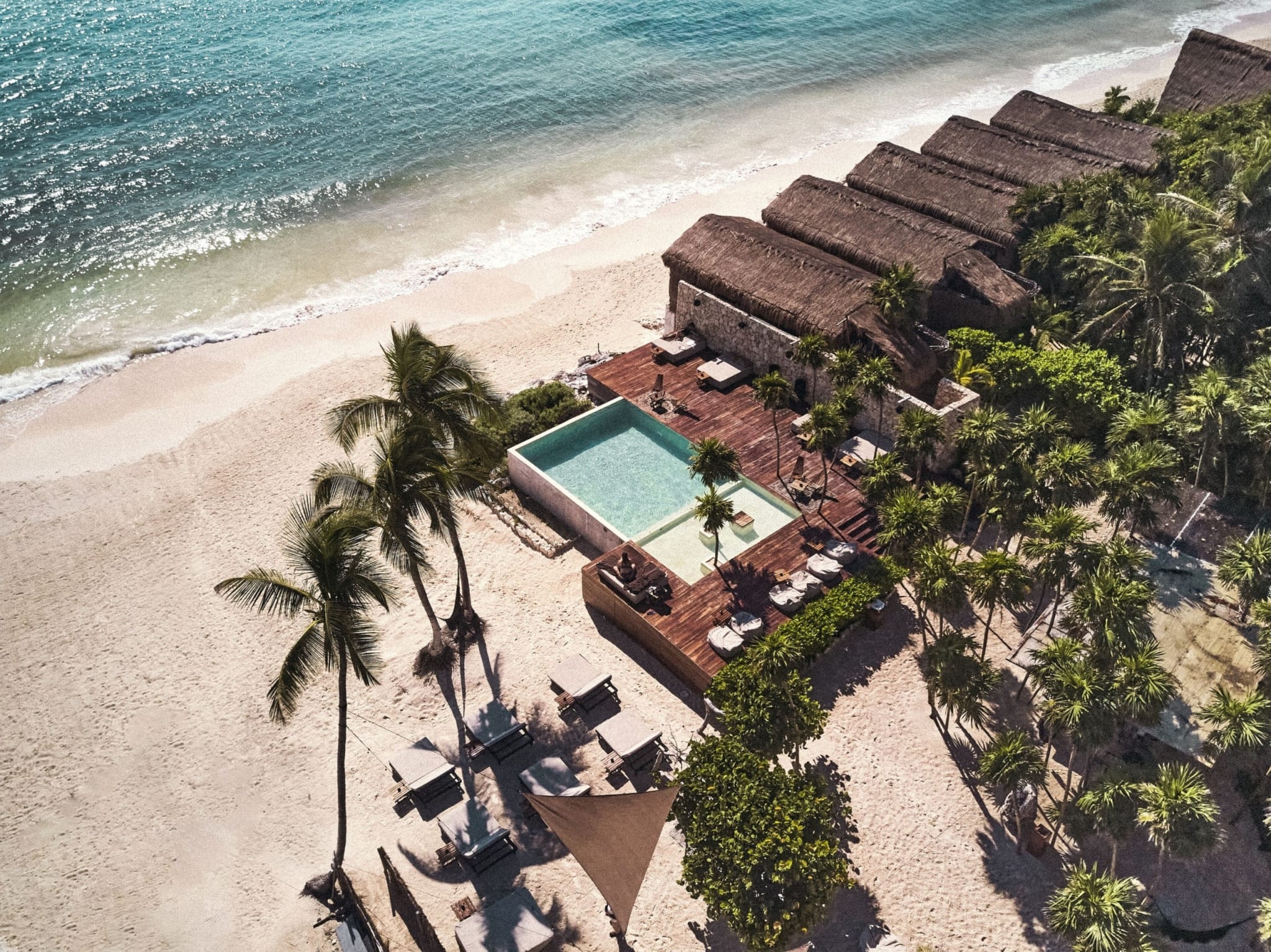 Stranda og jungelen ved Our Habitas Tulum sett ovenfra