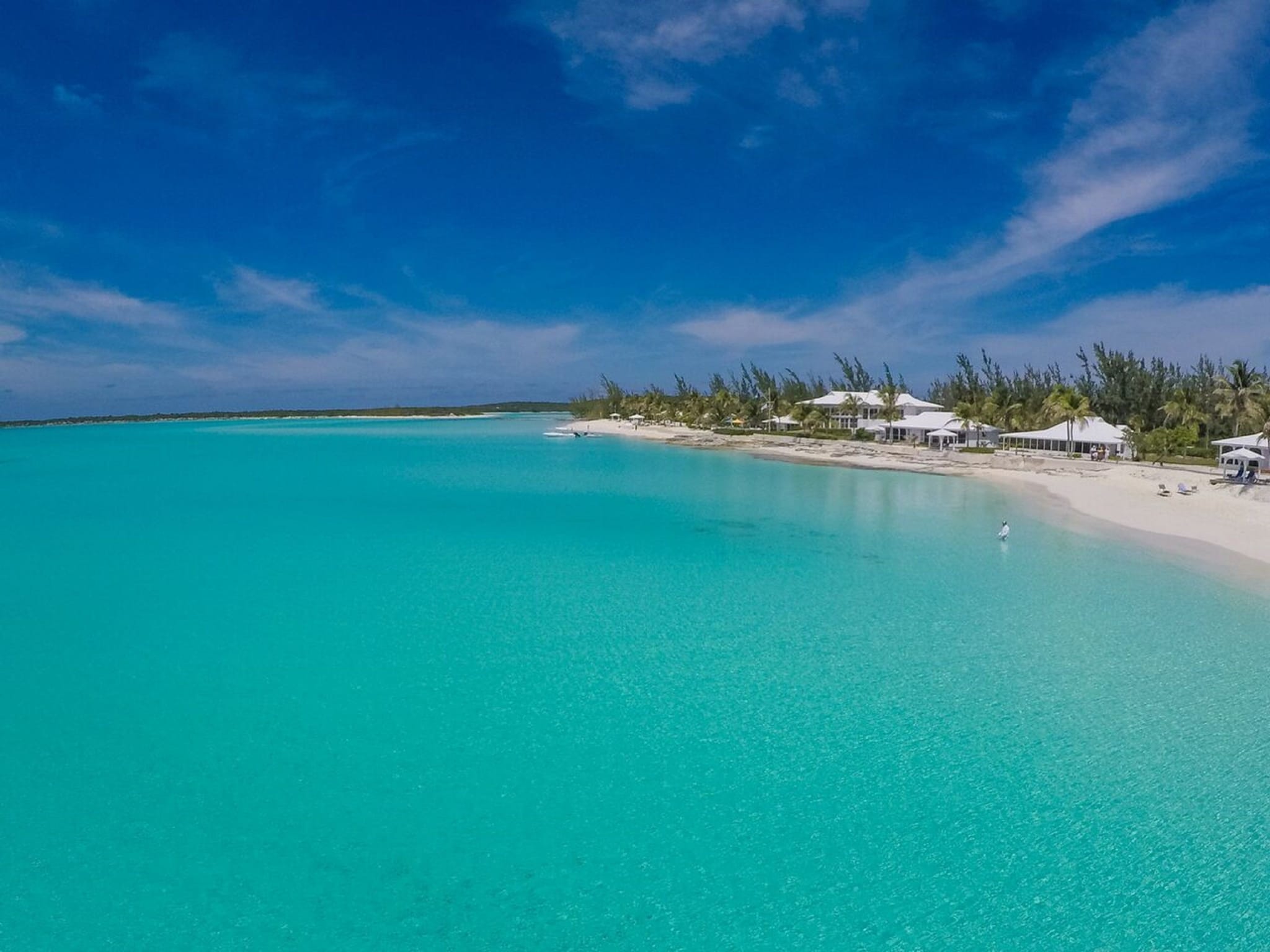 Hvit sandstrand og turkist vann ved Cape Santa Maria Beach Resort på Long Island på Bahamas