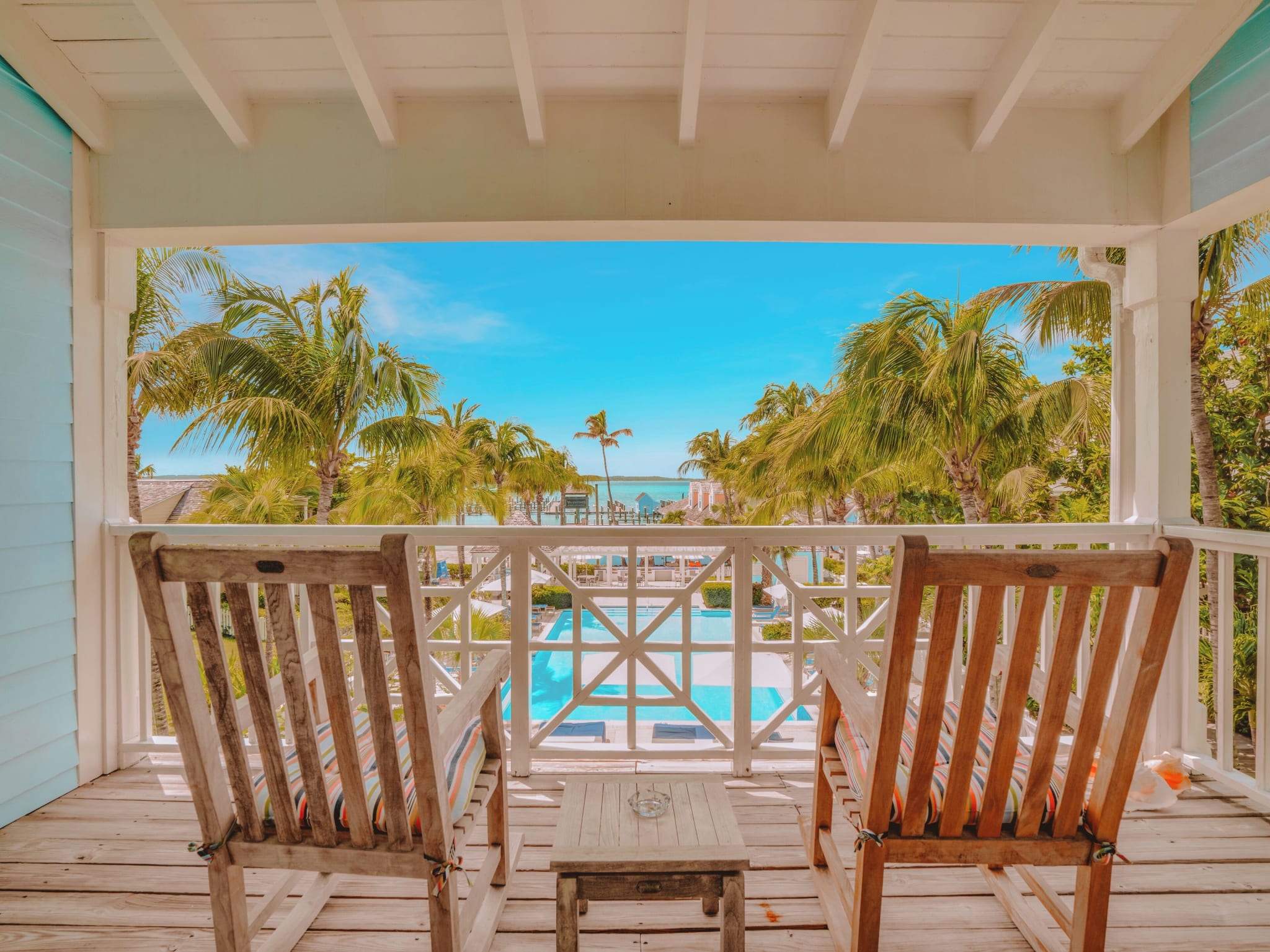 Utsikt fra balkongen mot havna ved Valentines Resort and Marina på Harbour Island på Bahamas