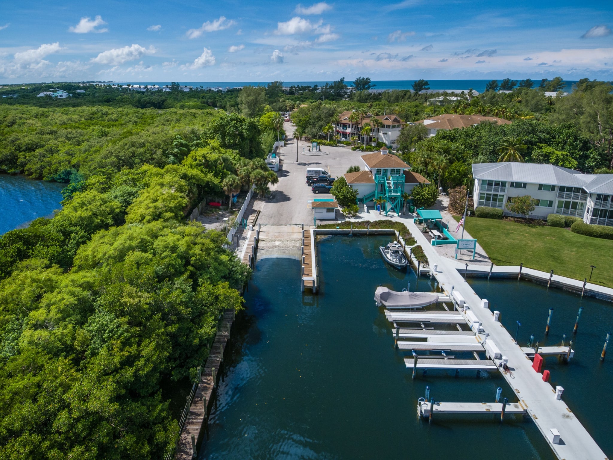 Marina og mangrove sett fra lufta ved Boca Grande Hotel på Gasparilla Island i Florida