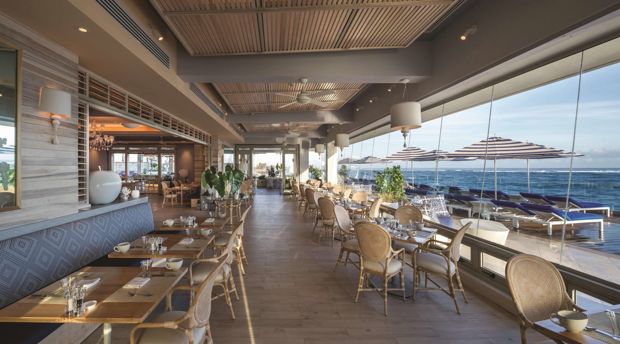 Restaurantterrasse med utsikt mot havet ved Condado Vanderbilt Hotel i San Juan, Puerto Rico