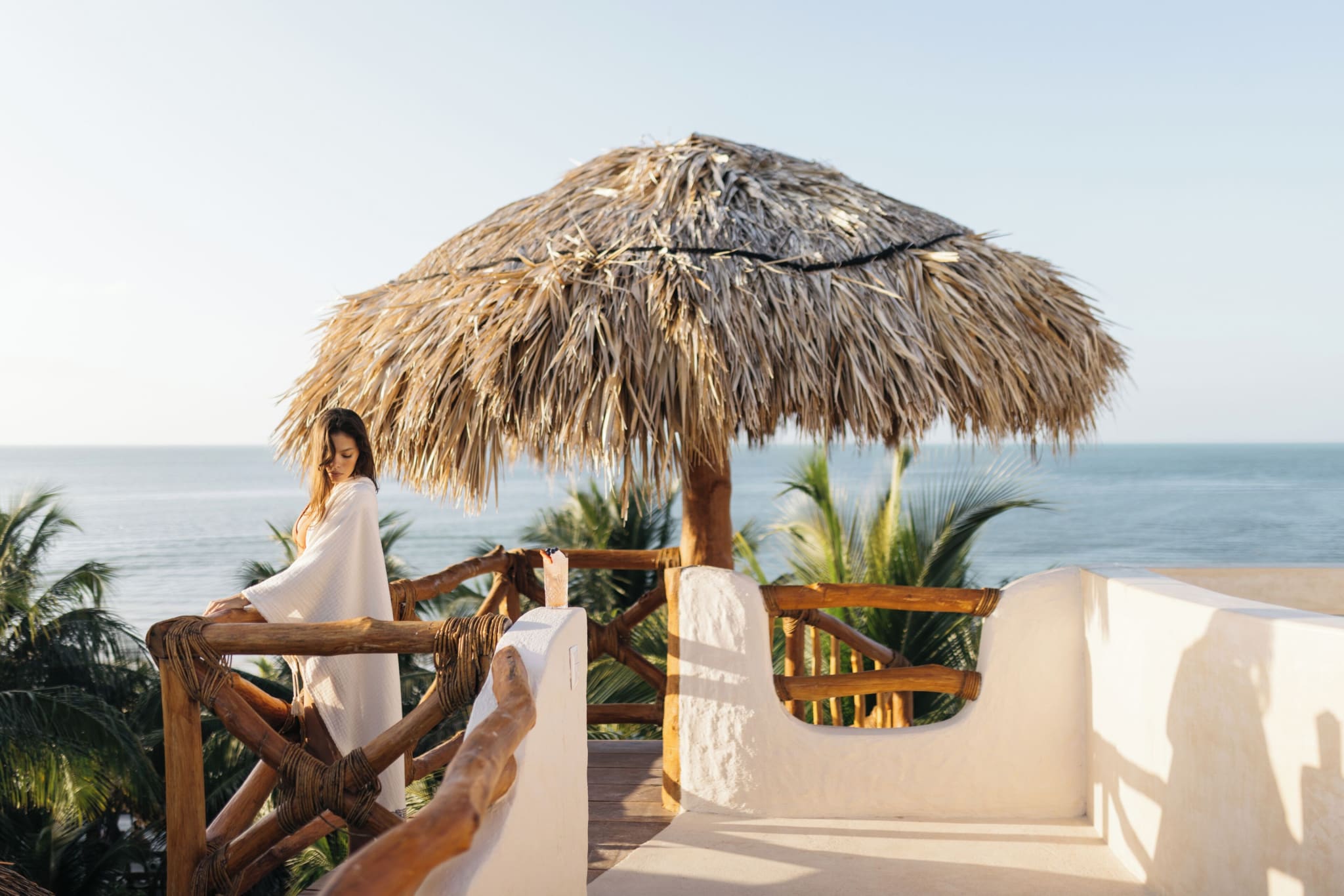 Takterrasse med palapa og utsikt over havet ved Casa Las Tortugas på Holbox i Mexico