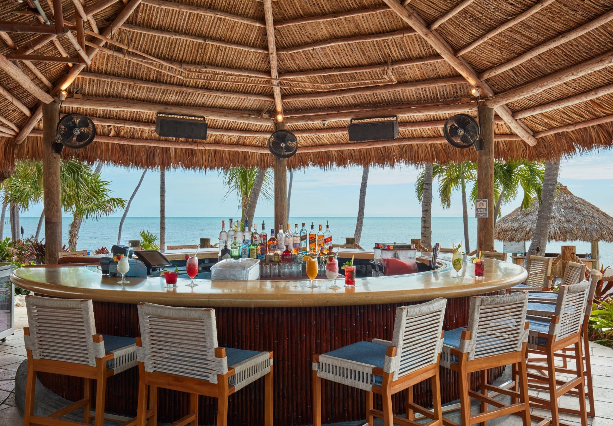 Åpen bar under stråtak med utsikt mot sjøen ved Cheeca Lodge i Islamorada, et sentrum for tarponfiske