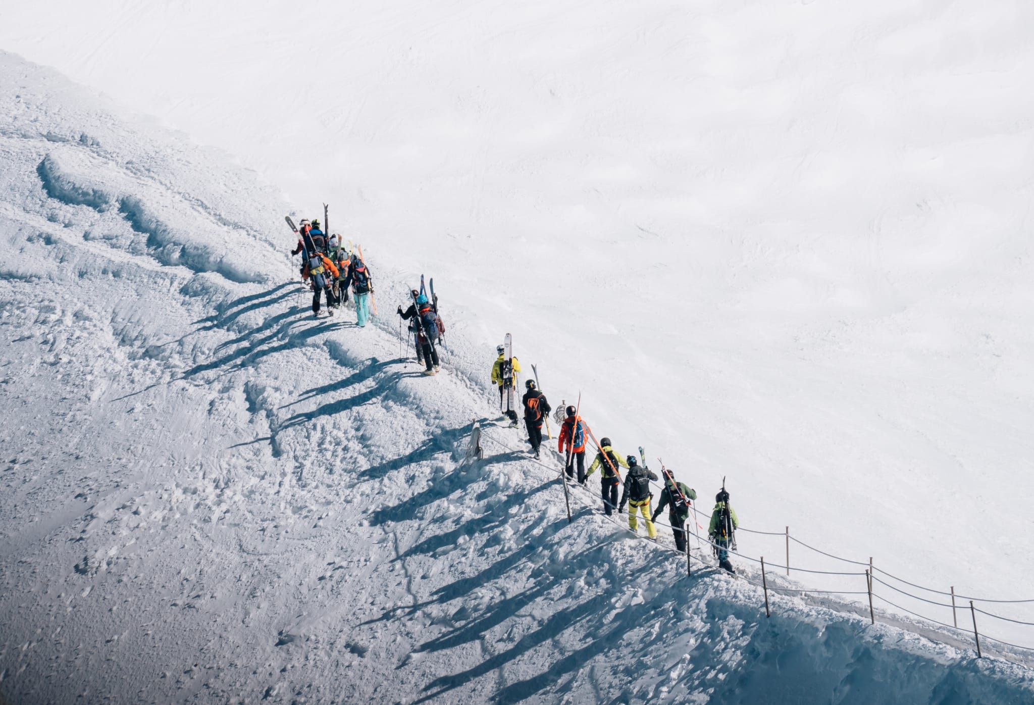 Skiløpere i bratt terreng over Chamonix