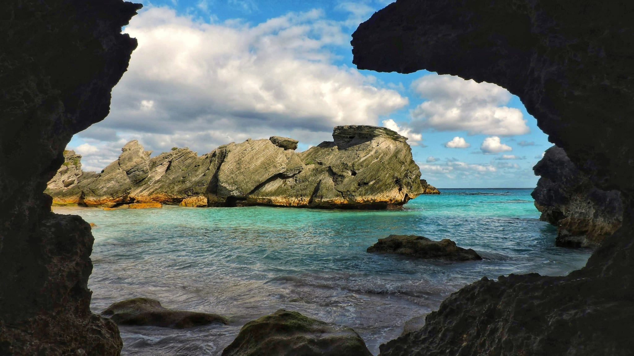 Klippeformasjoner og en liten strand på Bermuda