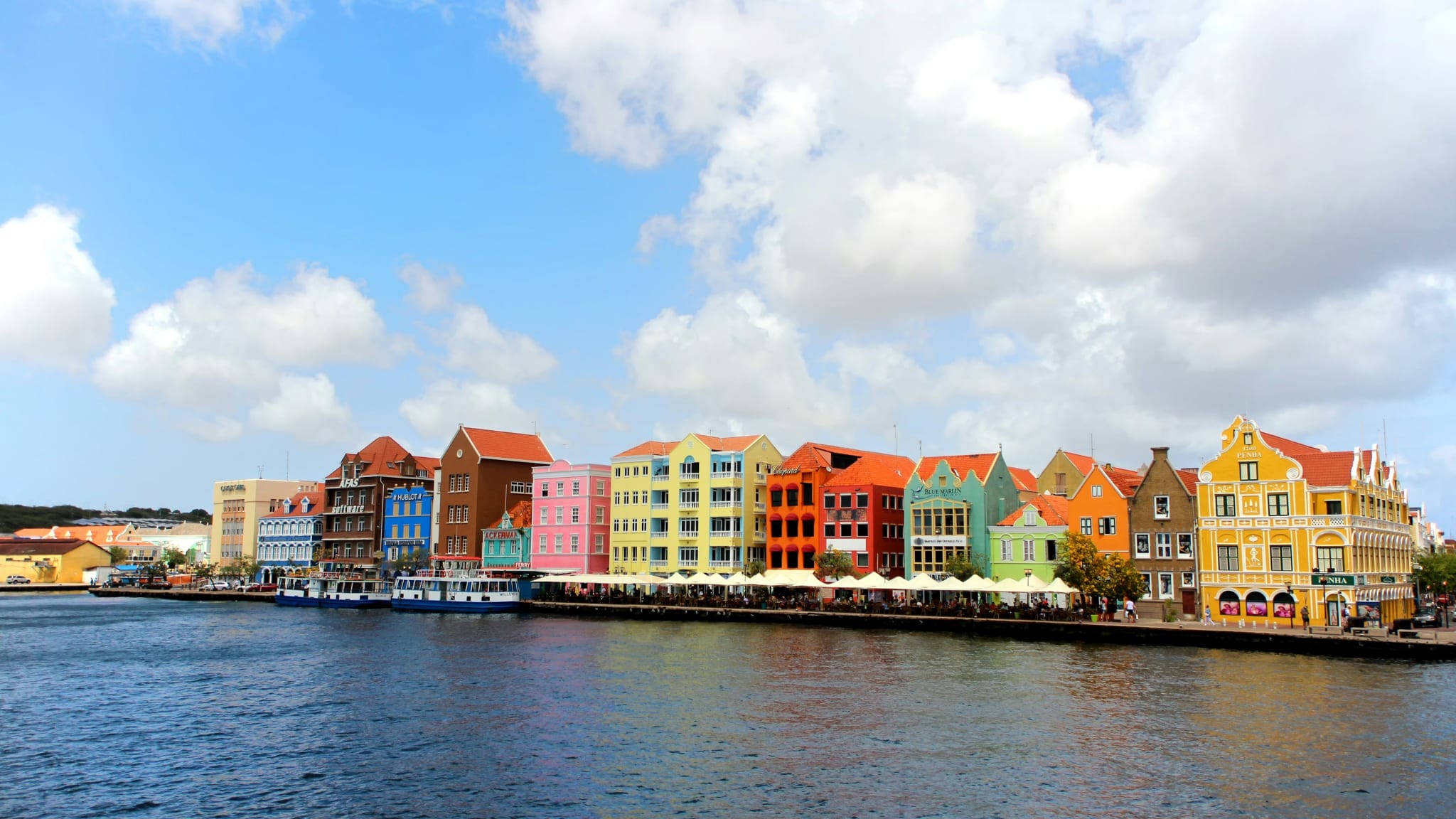De fargerike kolonihusene på Handelskade i Willemstad, Curaçao