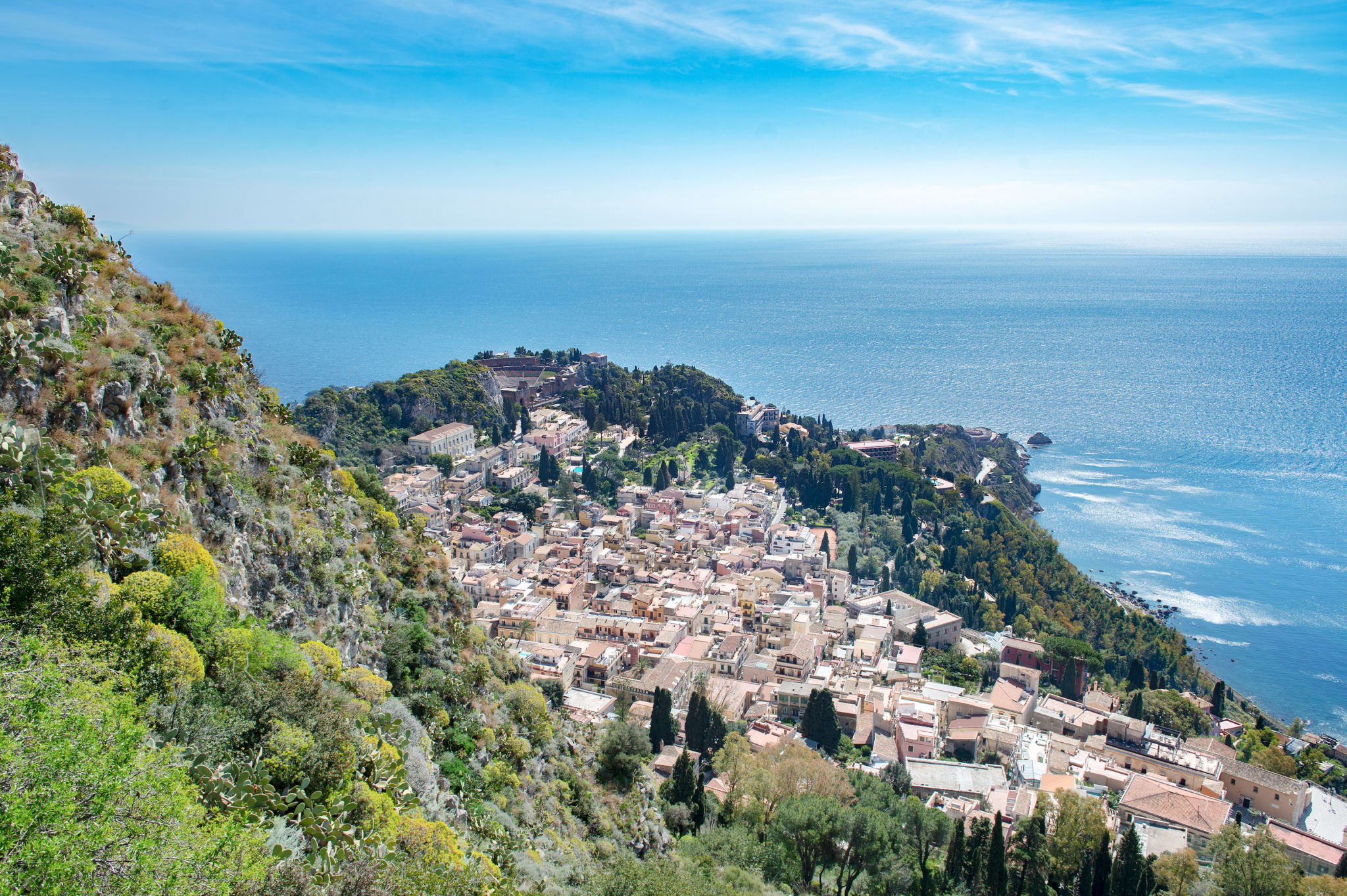 Taormina sett ovenfra, med byen på en fjellhylle over Det joniske hav