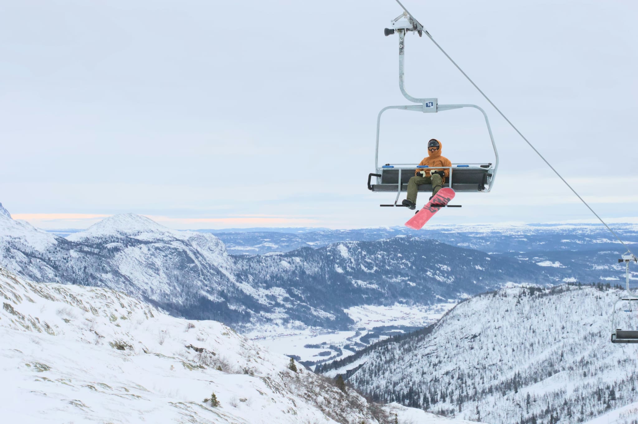 Snowboarder i stolheisen over Hemsedal en lys vinterdag