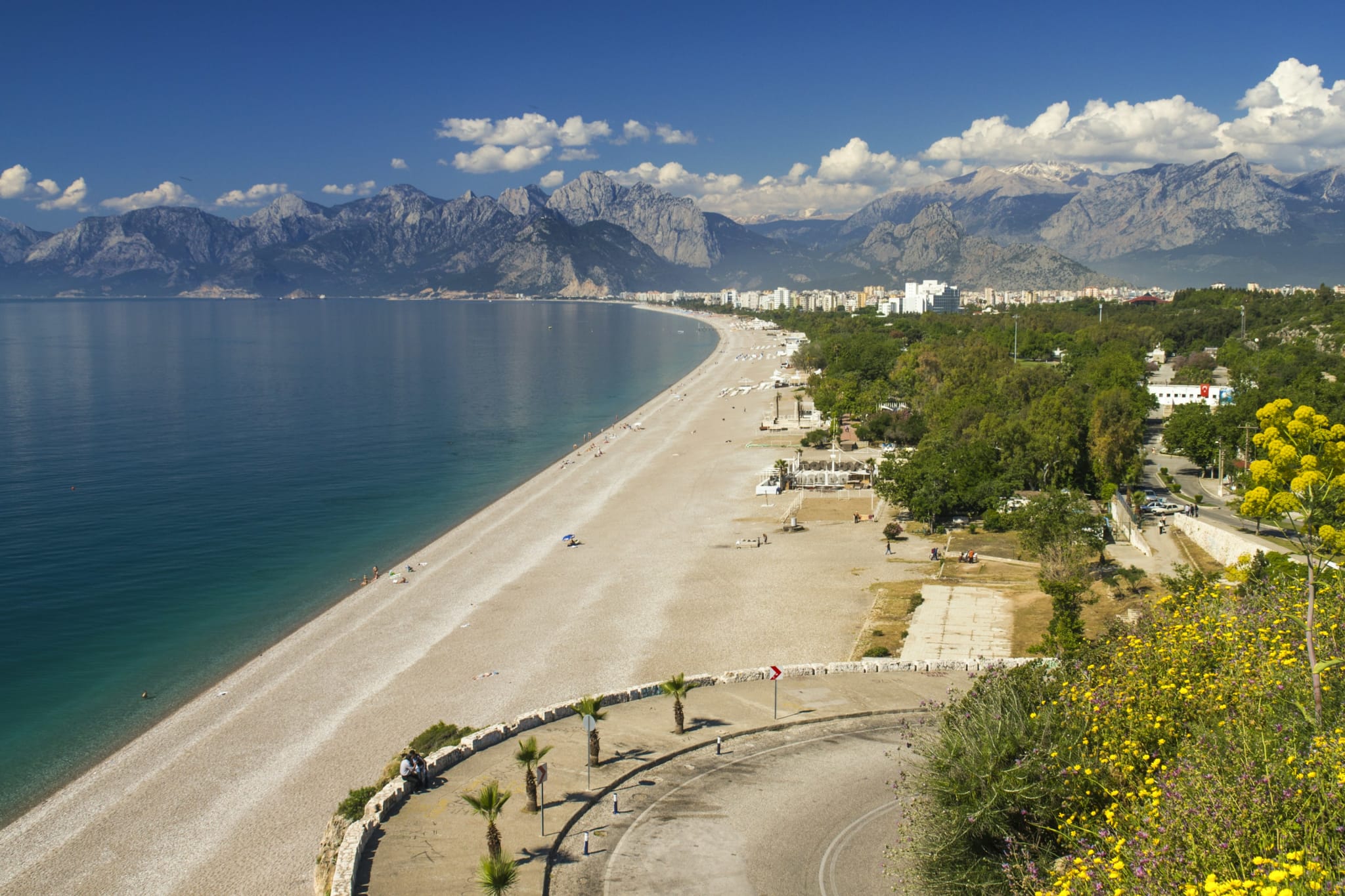 Konyaaltı-stranda i Antalya med Taurusfjellene bak