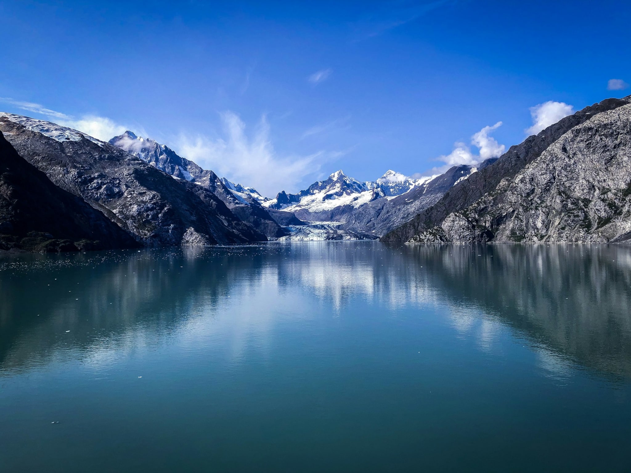 Innsjø foran snødekte fjell i Alaska