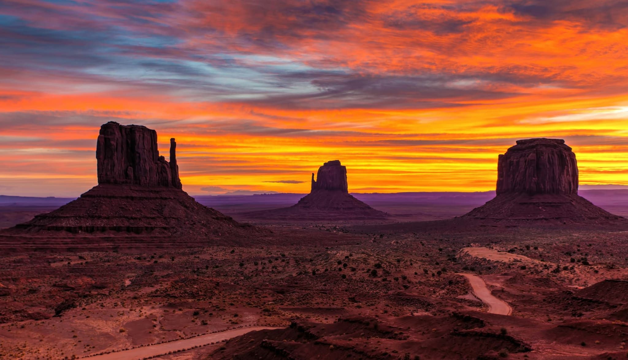 Monument Valley i silhuett ved solnedgang