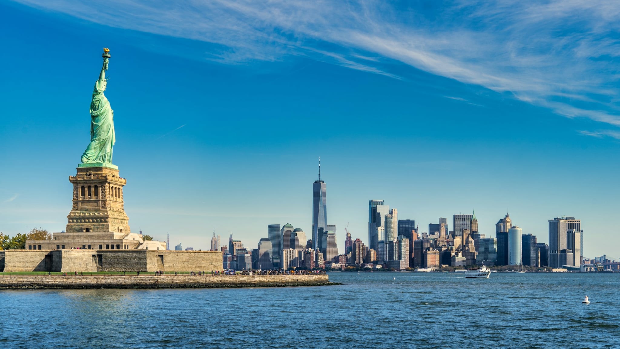 Frihetsgudinnen foran Manhattans skyline