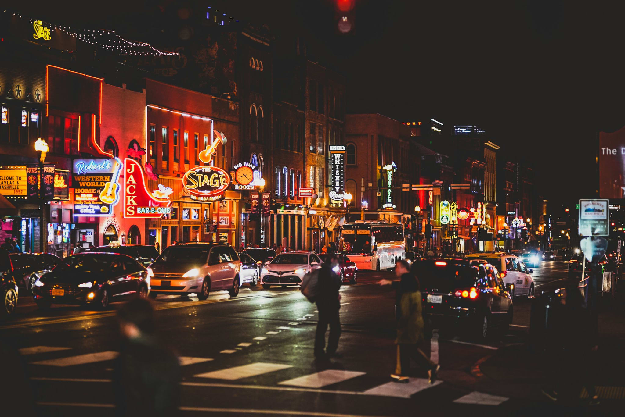 Neonskilt og folk på Broadway i Nashville om kvelden