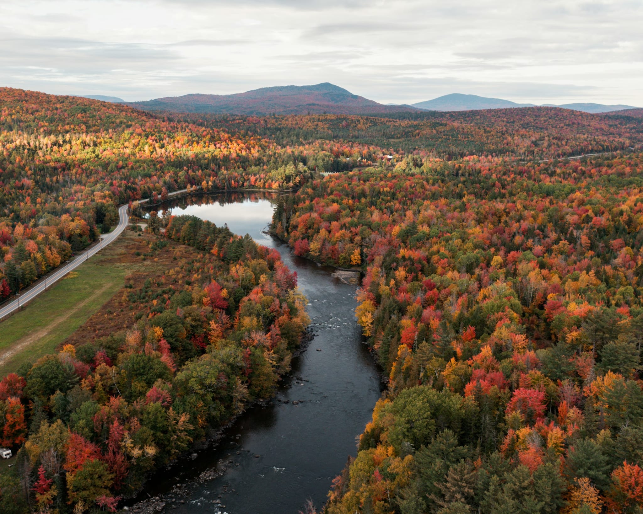 Elv gjennom skog i høstfarger i New England