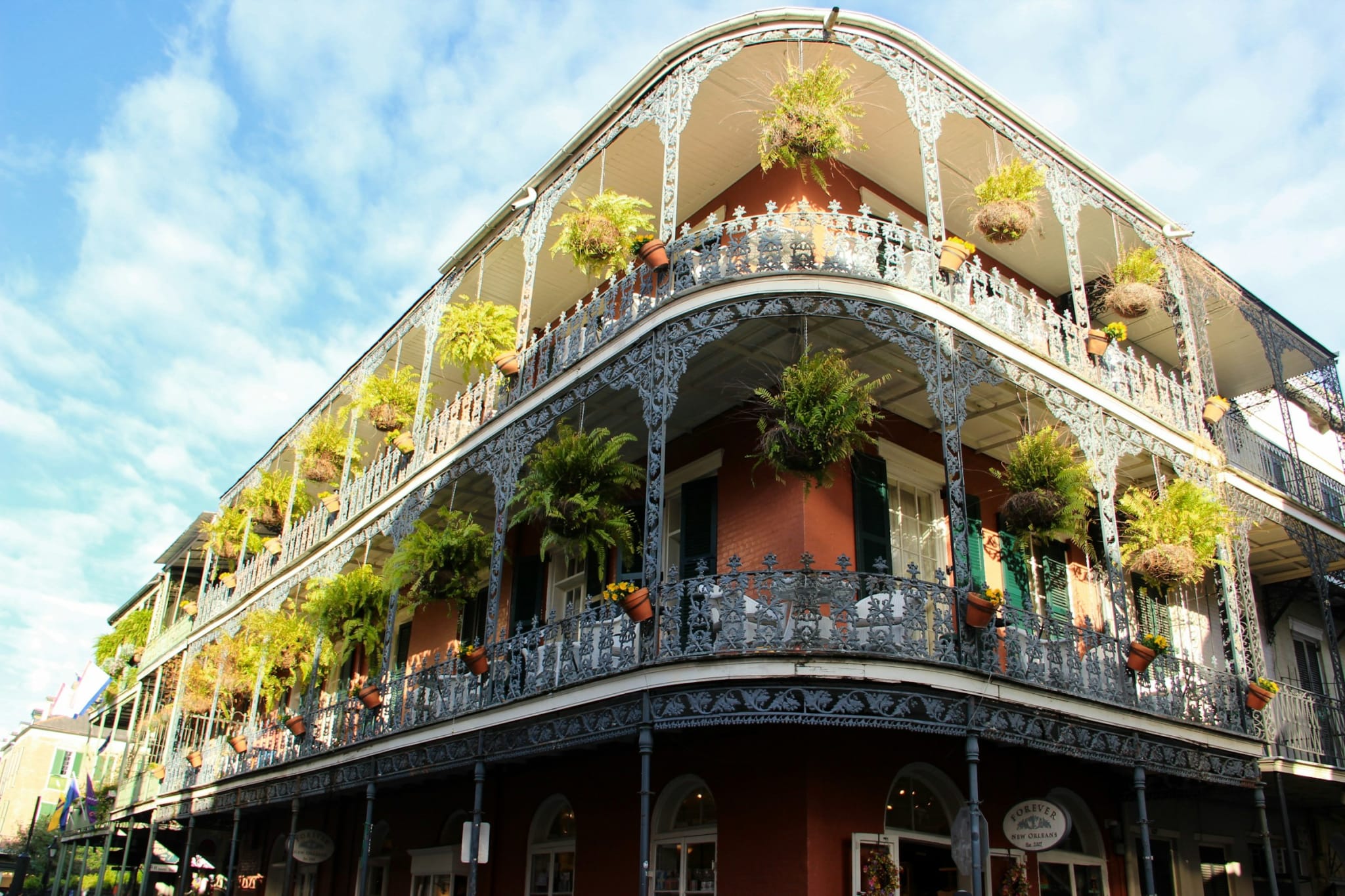 Hus med smijernsbalkonger i French Quarter i New Orleans