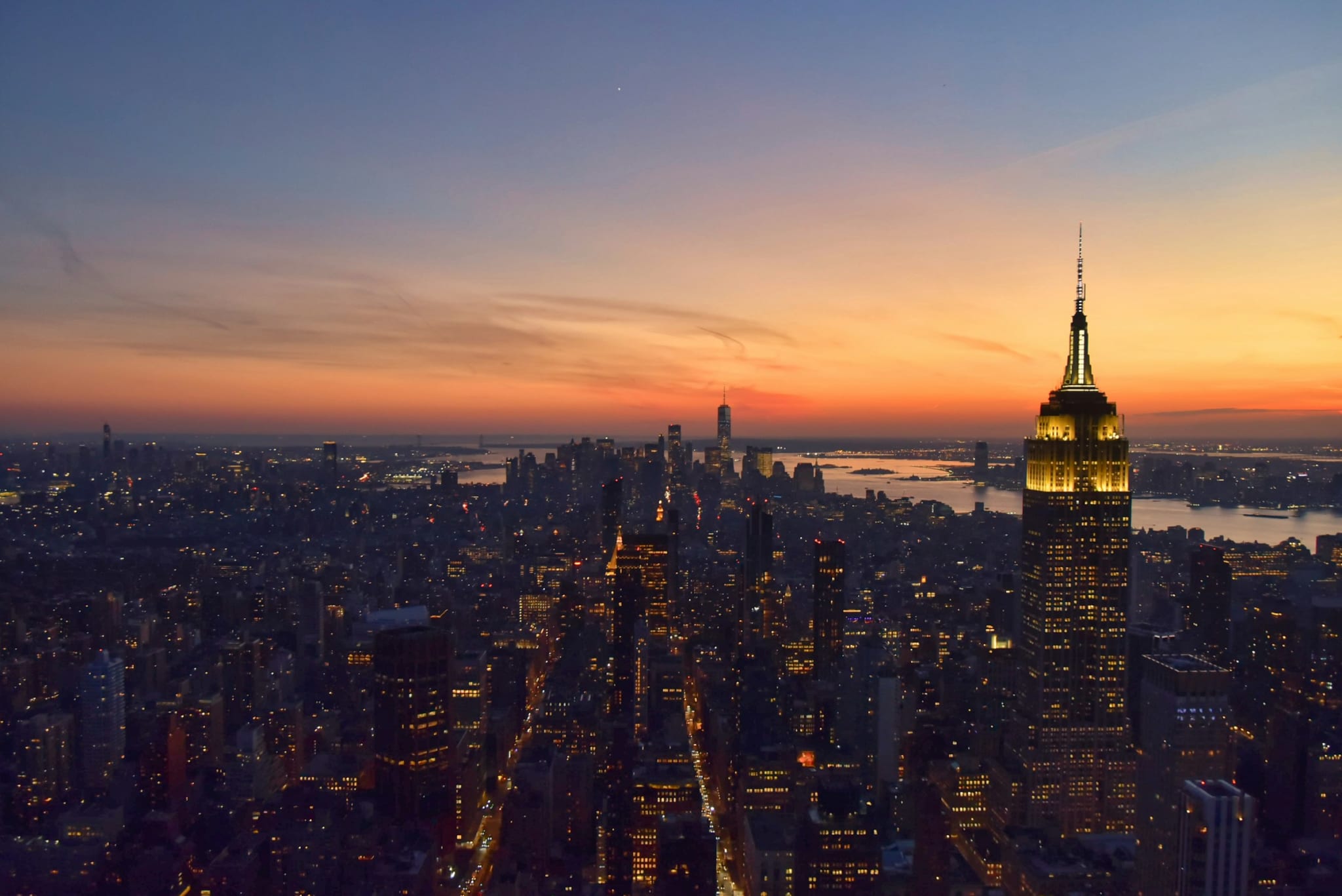 Empire State Building i solnedgang sett ovenfra